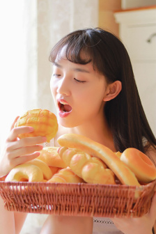正在播放夫の前で痴汉に绝顶